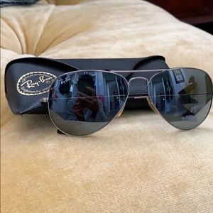Like new Black Mirrored Ray Ban Aviators